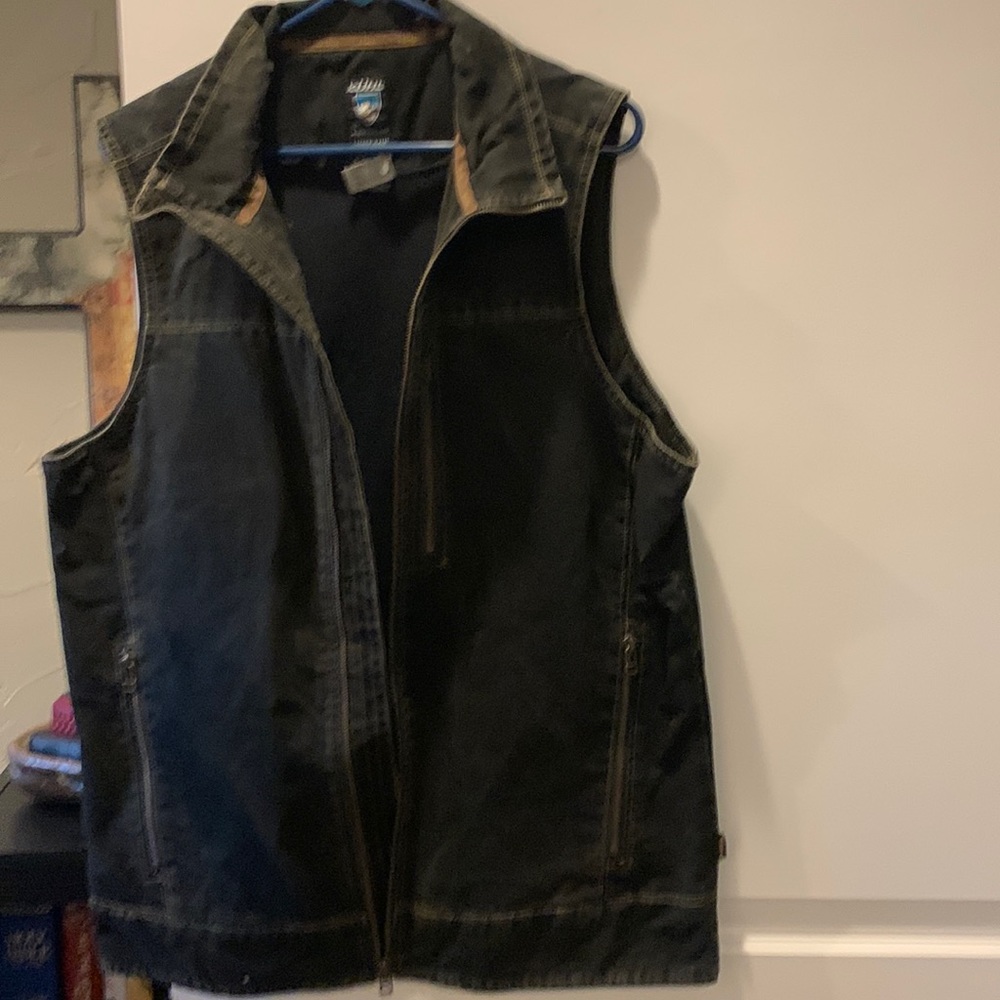 Inside lining, retry well made vest it’s been dry clean . It can be wash